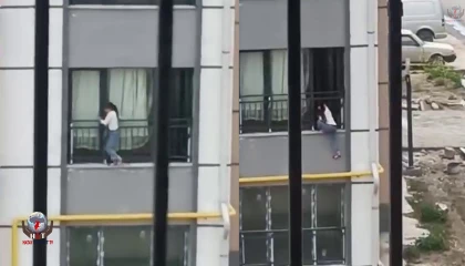 Camdan çıkarak korkulukta gezinen çocuk, yürekleri ağza getirdi