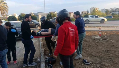 Çarpmanın etkisiyle 20 metre fırlayıp refüjdeki toprağa düşüp hayata tutundular: 2 yaralı