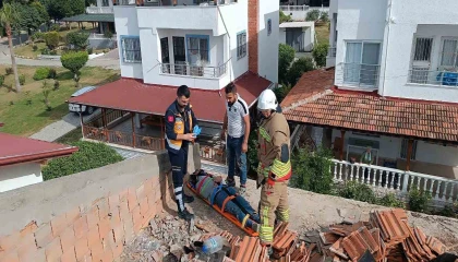 Çatı tadilatında üzerine su deposu devrilen işçi yaralandı