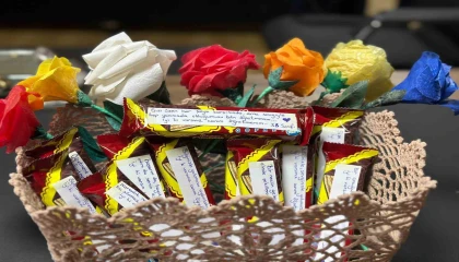 Çikolata ve çiçeklere yazdıkları notlarla öğretmenlerine sürpriz yaptılar