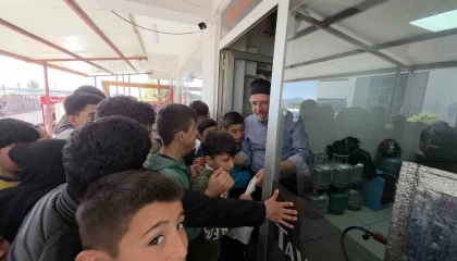 Çocuklara moral vermek isteyen esnaf, depremzede öğrencilere ücretsiz döner dağıttı