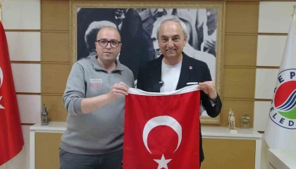 Çöpte bulduğu bayrağı alıp temizleyen ve kamyonuna asan Kepez Belediyesi çalışanına başkandan plaket