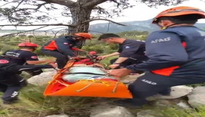 Dağa tırmandığı sırada düşerek yaralanan kişiyi ekipler kurtardı