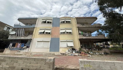 Daire içerisinde ve bahçede biriktirilen çöpler vatandaşı isyan ettirdi