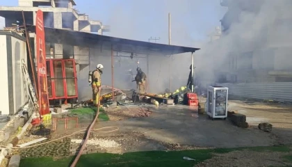 Defnede iş yeri alevlere teslim oldu