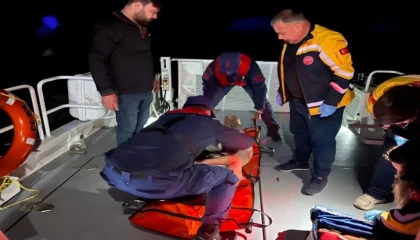 Demre Kaleköyde rahatsızlanan kişi, sahil güvenlik botuyla tahliye edildi