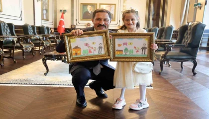 Depremde ailesini ve bacağını kaybeden küçük kızın çizdiği resimdeki protez bacak detayı duygulandırdı