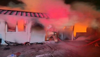 Depremzede ailenin yaşadığı konteyner alevlere teslim oldu