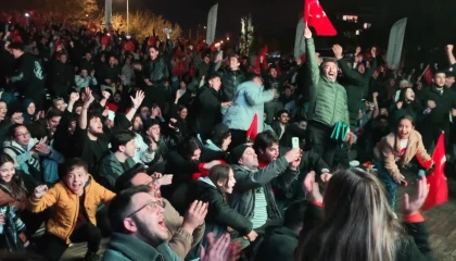 Dev ekrandaki bitiş düdüğüyle Antalyada bayram havası esti