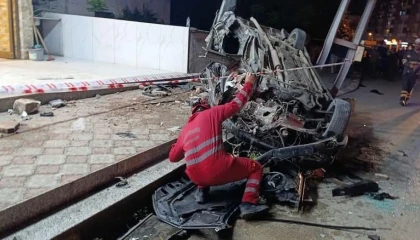 Dörtyolda aydınlatma direğine çarpan araç hurdaya döndü: 2 yaralı