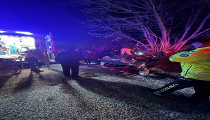 (Düzeltme) Antalyada trafik kazası: 2 kişi hayatını kaybetti