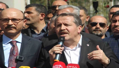 Eğitim-Bir-Sen Genel Başkanı Ali Yalçından saldırının yaşandığı okulun önünde açıklama