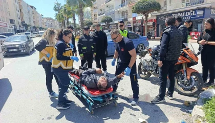 Elektrikli bisiklet ile motosikletin çarpışma anı kamerada: 3 yaralı