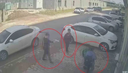 Ellerindeki oyuncak silahla 11 yaşındaki çocuğun önünü kesen 3 akranı para istedi