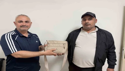 Emekli polis bulduğu içinde 250 bin TLlik döviz olan çantayı sahibine teslim etti