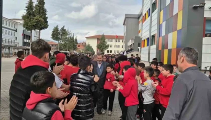 Emekliye ayrılan öğretmene Hatıran Yeter şarkısı ile duygusal veda