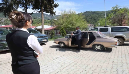 Fekeli gaziden Kaymakam Yılmaza, Ferdi Tayfurun Hatıran Yeter şarkısıyla teşekkür