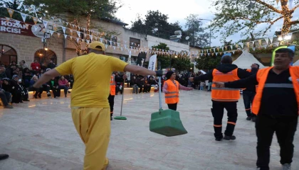 Festival alanını hem temizlediler hem eğlendiler