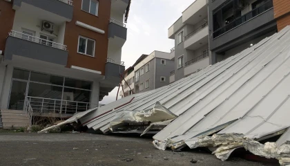 Fırtınanın uçurduğu çatı araçlara zarar verdi: O anlar kamerada
