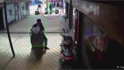 Fırtınanın uçurduğu plastik çatı, esnafı kıl payı teğet geçti o anlar kamerada