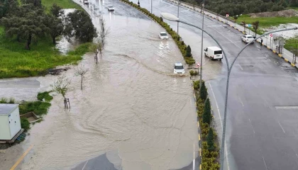 Göle dönen yolda araçların zorlu ilerleyişi havadan görüntülendi