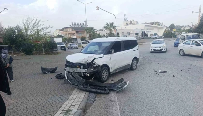 Hafif ticari araçla çarpışan otomobilin sürücüsü yaralandı