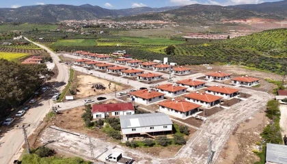 Hatay Büyükşehir Belediyesi, Karamağarada inşa ettiği köy evlerinin anahtarlarını hak sahiplerine teslim etti