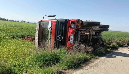 Hatayda sürücüsünün kontrolünü kaybettiği tır devrildi