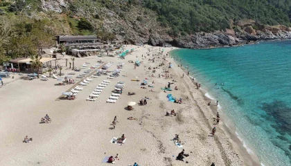 Hava sıcaklığının 24 dereceye yükseldiği Alanyada sahiller doldu