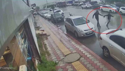 İçi para dolu çantayı sinsice kendine yaklaşan kapkaççıya kaptırmayan kuyumcu, çantasına göz diken şahsı yakalayabilmek için metrelerce kovaladı o anlar kamerada