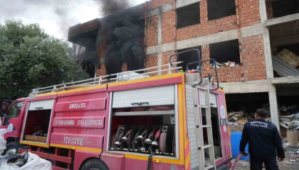 İçi ve etrafı çöplerle dolu metruk bina yangını mahalleliyi tedirgin etti