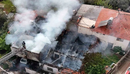 İki katlı gecekonduda çıkan yangın bitişiğindeki eve sıçradı