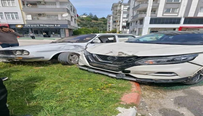 İki otomobilin çarpıştığı kaza anı kamerada