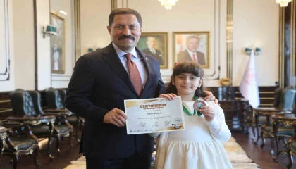 İngilizce olimpiyatında dünya üçüncüsü olan şehit kızı, söyledikleriyle valiye duygusal anlar yaşattı