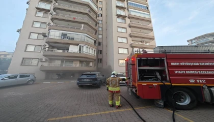 İskenderunda binanın bodrum katında yangın çıktı