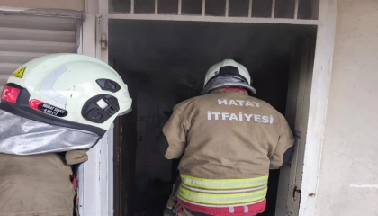 İskenderunda evin mutfağı alevlere teslim oldu