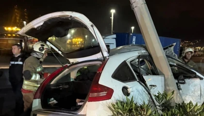 İskenderunda hurdaya dönen otomobilin sürücüsü yaralandı