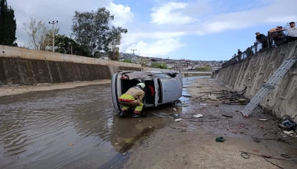 İskenderunda kanala düşen otomobildeki 2 kişi yaralandı