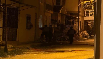 Ispartada 3 evi kundaklayıp başka bir eve giren yaşlı adam 10 saatte ikna edildi