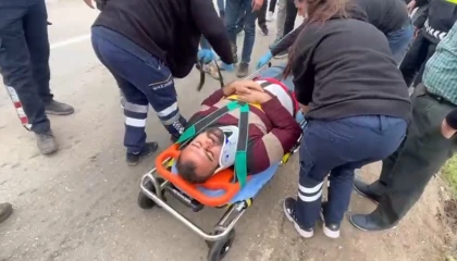 Ispartada elma yüklü çekici kanala devrildi: 1 yaralı