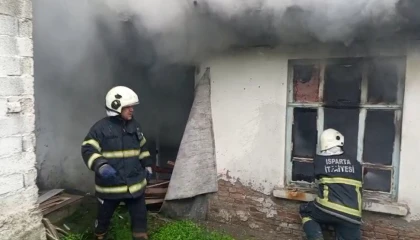 Ispartada metruk binada çıkan yangın itfaiye ekiplerince söndürüldü