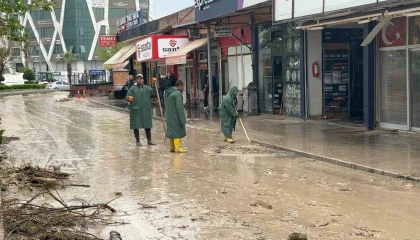 Kadirlide selin ardından temizlik başladı, esnaf yardım bekliyor