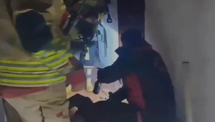 Kahramanmaraşta çıkan yangında evde mahsur kalan vatandaşı itfaiye kurtardı