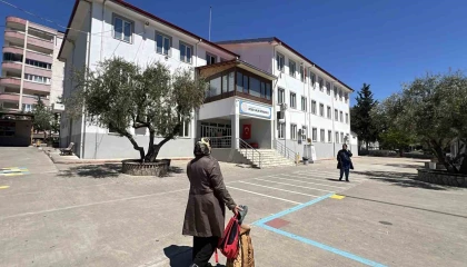 Kahramanmaraştaki saldırının ardından veliler öğrencilerin eşyalarını okuldan almaya başladı