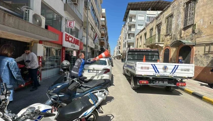 Kaldırım işgalini önlemek için operasyona çıkan zabıtanın görev aşkı, esnafın ısrarını yendi