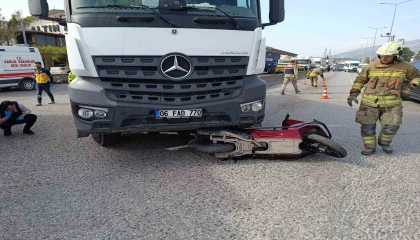 Kamyonun altında kalarak ezilen motosikletin sürücüsü hayatını kaybetti