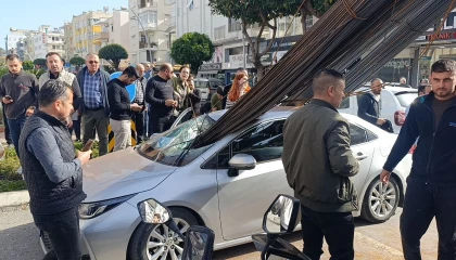 Kamyonun üzerindeki inşaat demirleri seyir halindeki otomobile ok gibi saplandı