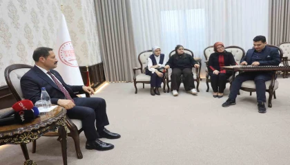 Kanunu ve eşsiz ses yeteneğiyle kulakların pasını silen otizmli Ertuğruldan valiyi mest eden mini konser