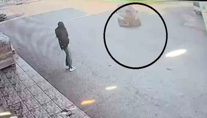 Karşıya geçmeye çalışan kadına otomobil çarptı: Kaza anı kamerada