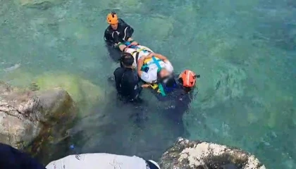 Kayalıklardan düşerek yaralanan şahıs için ekipler alarma geçti